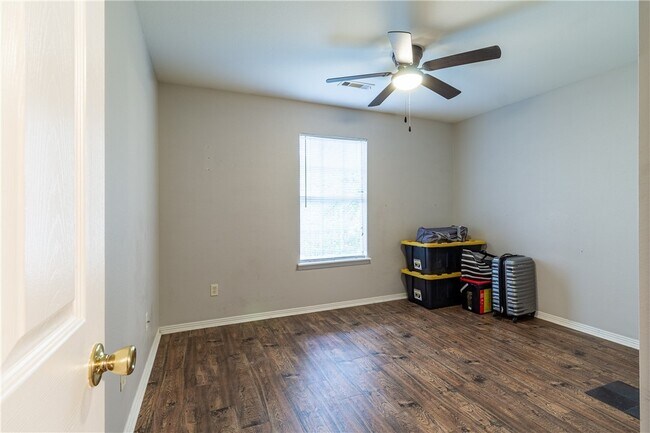 Building Photo - 869 W Peachtree Dr