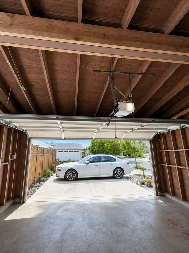 Building Photo - Charming 3 BD / 2 BA Home with Ample Natural Light and Spacious Backyard!