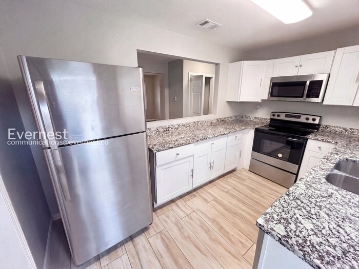 Building Photo - 1345 Twin Oaks Cir SE