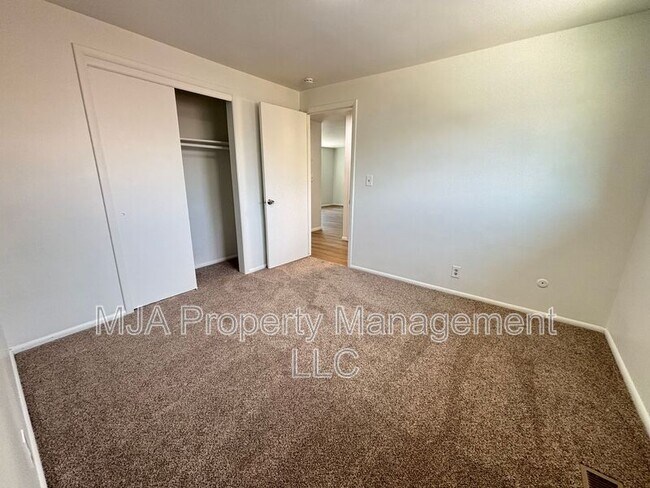 Building Photo - 2564 S 8th E