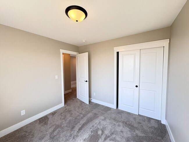 Building Photo - 3 Bedroom, 2.5 Bathroom Home Available in NE Salem!