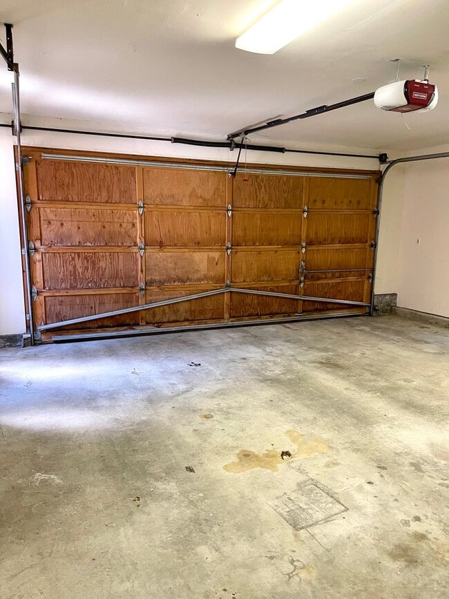 Building Photo - Large Unit! 2-Car Garage Parking! Don't Miss This One!