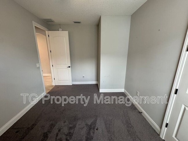 Building Photo - 64 Rose Dew Dr