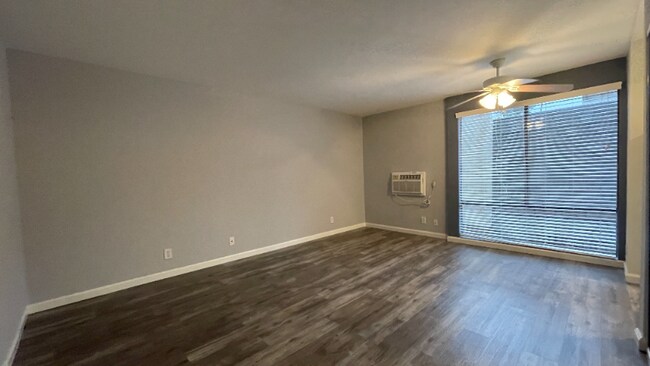 Building Photo - 7044 Hawthorn Ave