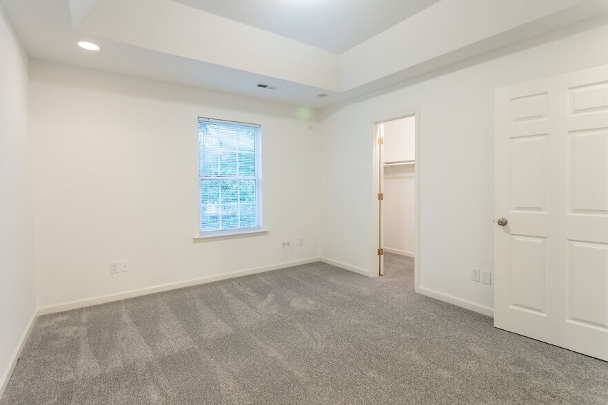 Building Photo - 220 Halo Dr