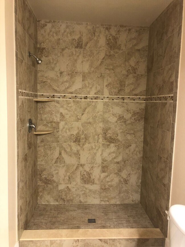 Building Photo - 2/2 with beautiful water views available n...