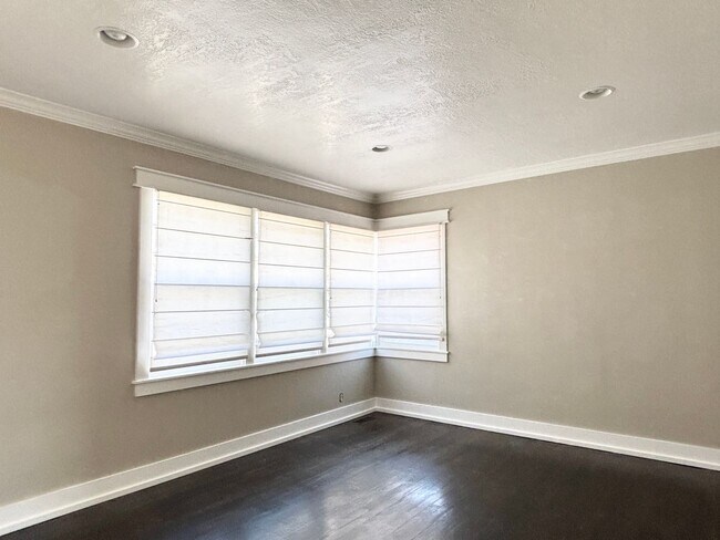 Building Photo - Gorgeous Sugarhouse Remodel!