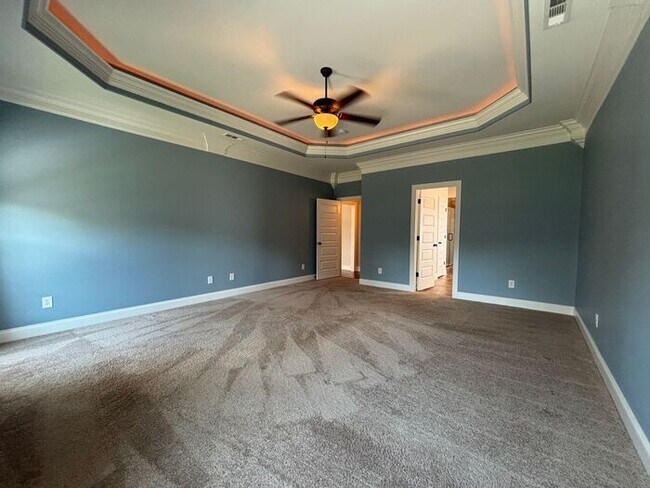Building Photo - Madison City Schools with a 3 car garage and large fenced yard!