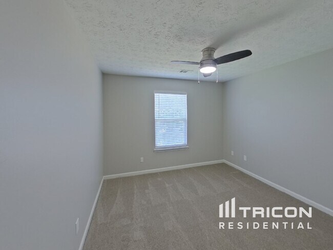 Building Photo - 1631 Royal Ives Dr SE