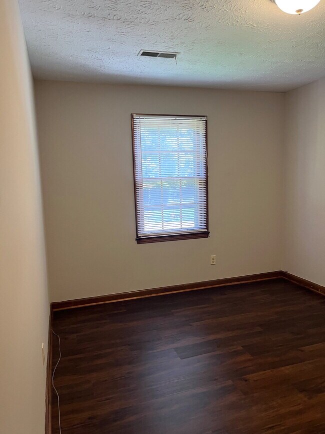 Building Photo - "Charming 3-Bedroom Retreat in Nashville – Spacious 1,149 Sq Ft with 1.5 Baths!"