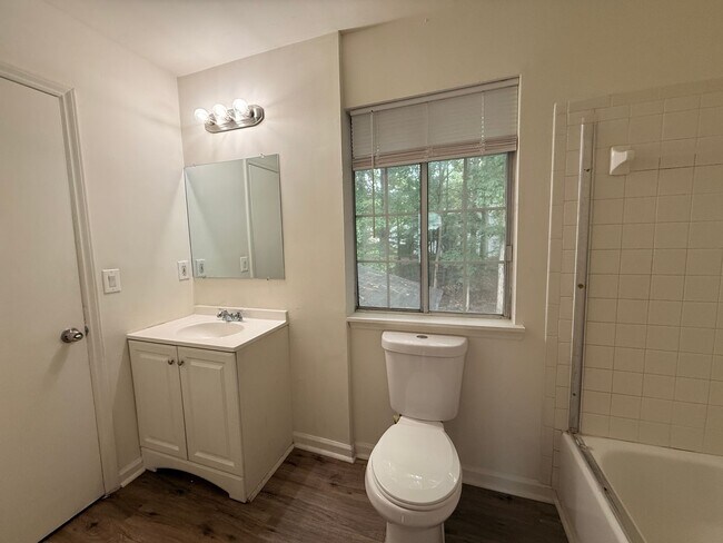 Building Photo - 8720 Mornington Dr
