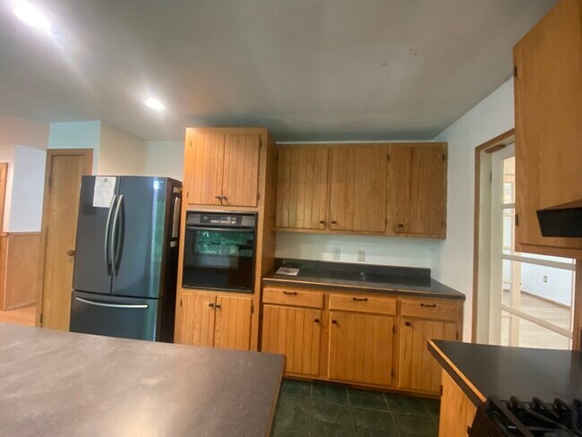 Building Photo - Secluded 4 bedrooms 3 baths with 2 car garage and fenced in yard in the town of Rutland for rent!