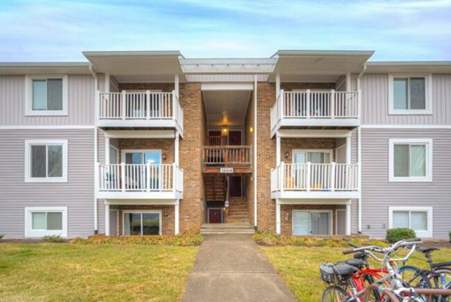 Building Photo - 1204 University Terrace