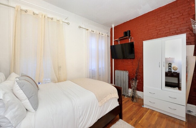 Building Photo - 440 W 45th St