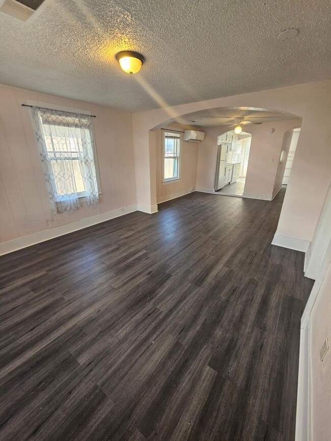 Building Photo - Newly Remodeled 2 Bedroom Home!