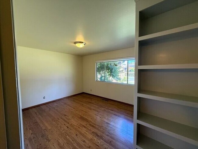 Building Photo - Beautiful 4 bedrooms 2.5 bath home