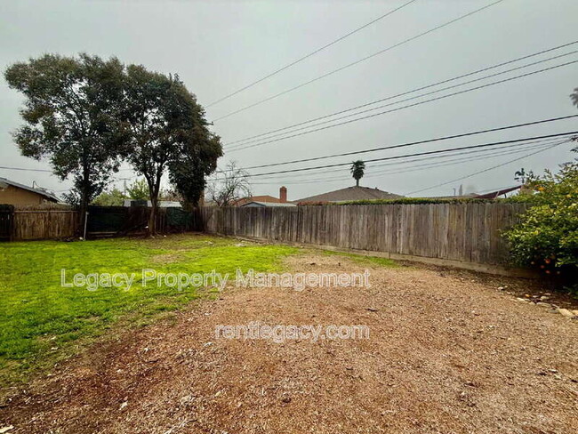 Building Photo - 6920 Demaret Dr