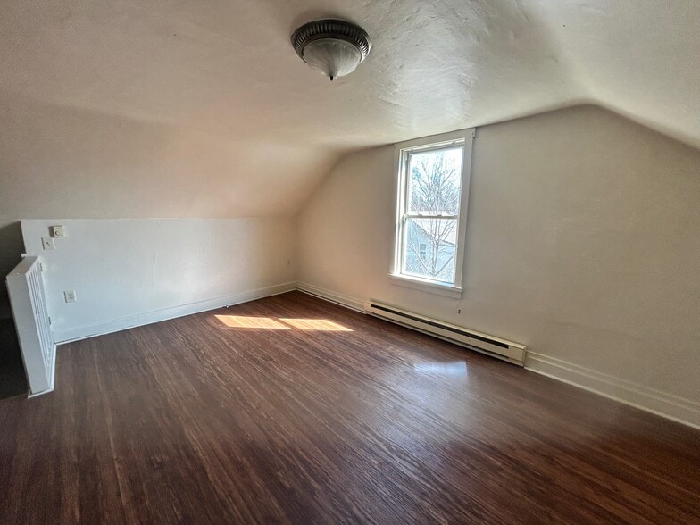 Building Photo - 389 E King St