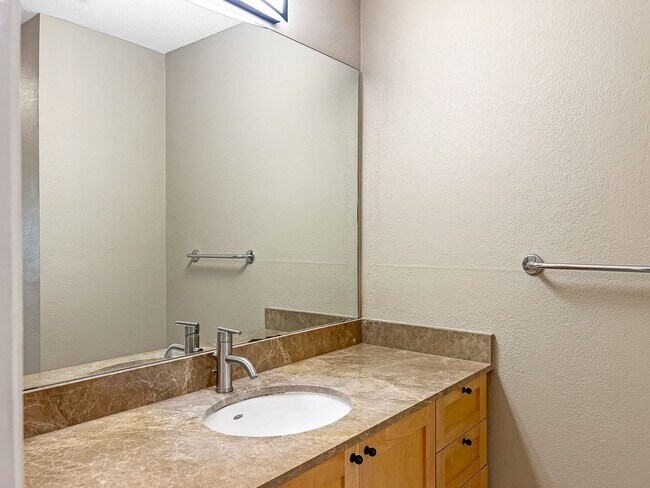 Building Photo - Modern 2B/2BA Condo with Balcony & Ameniti...