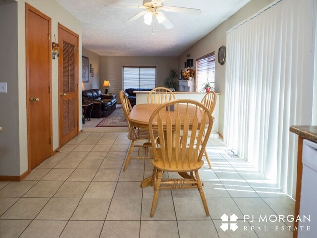 Building Photo - 4 bedroom, 3 bathroom - Available 10/14