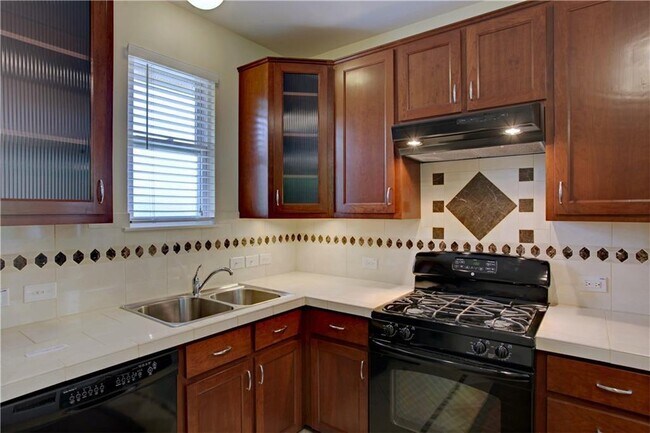 Building Photo - 905 Brentwood St