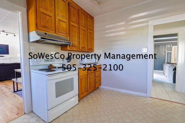 Building Photo - Charming Fully Furnished 2 Bedroom Home with Spacious Yard