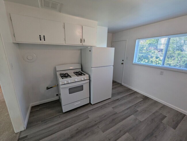 Building Photo - San Antonio Walk-Up 2/1 Available Now