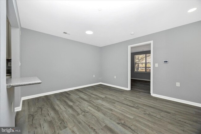 Building Photo - 10001 Vanderbilt Cir