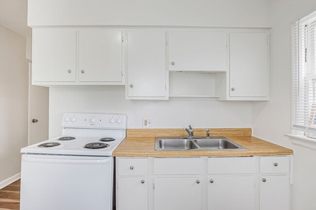 Building Photo - Newly Renovated - 3 Bed, 1.5 Bath Single-Family Home w/ Garage!!