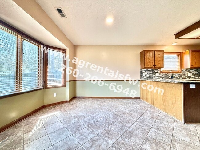 Building Photo - 3 Bedroom House