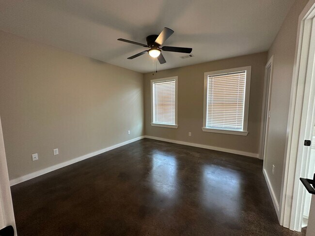 Building Photo - 501 Ave 3 NW