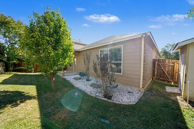 Building Photo - Beautiful Home in the Highly Desirable Ala...