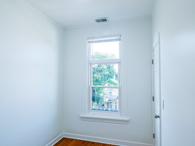 Building Photo - 2044 W 19th St