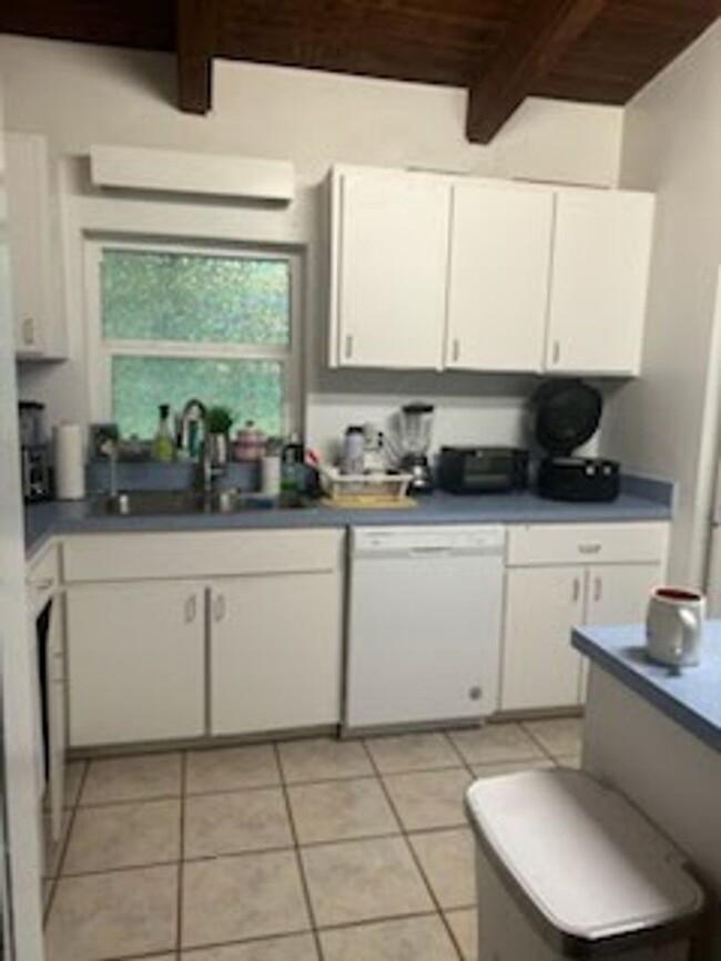 Building Photo - 2 bed 1 bath house near UF law available J...