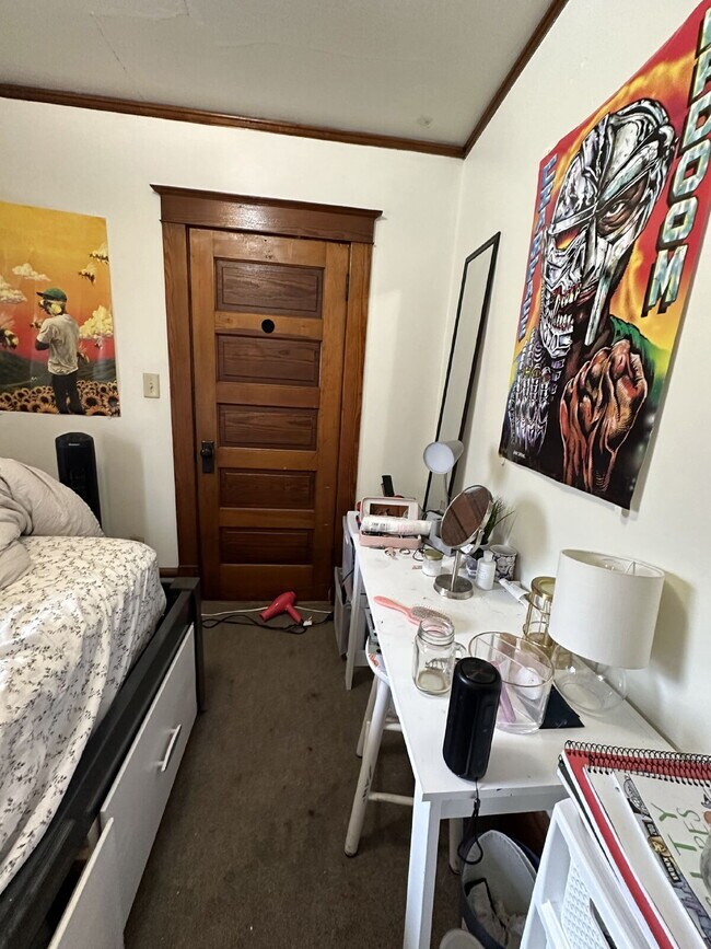 Building Photo - 6 bedroom 2 bath Duplex - available for June 1st close to UWEC!