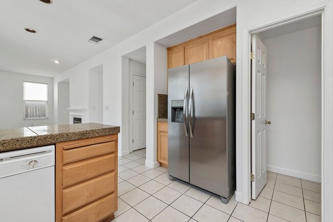 Building Photo - Spacious 3 Bedroom/2.5 Bath Home