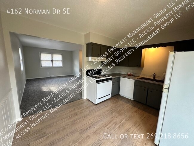 Building Photo - SE Side Update Two Bedroom Duplex