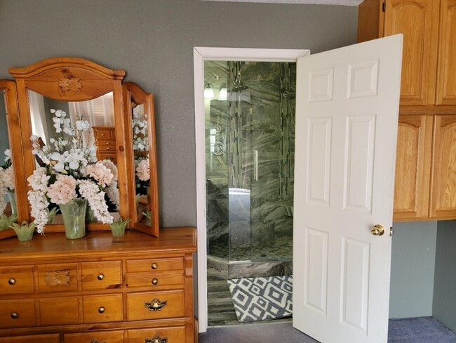 Building Photo - Perfect for a traveling nurse or other professional!  High end fully furnished 1bdrm, 1.5 bath un...
