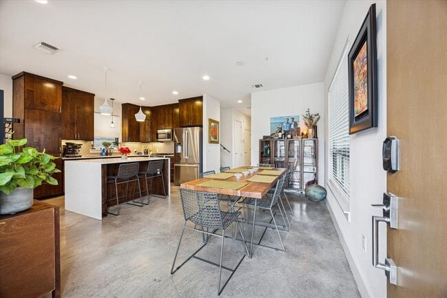 Building Photo - 1011 E 12th St