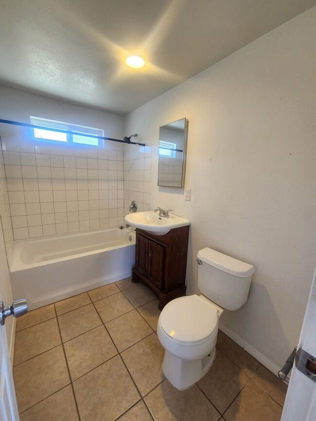 Building Photo - Two Bedroom One Bath Home!