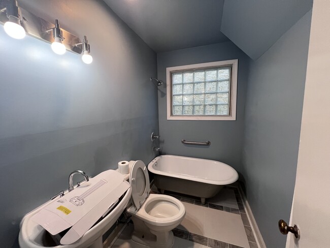 Building Photo - 2040 Cambridge Ave