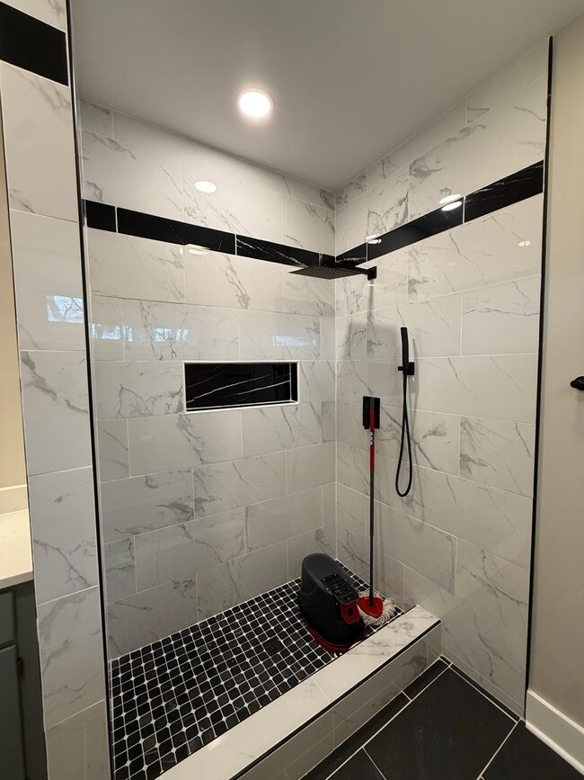 Building Photo - 4 Bedroom 2.5 Bathroom Home Available