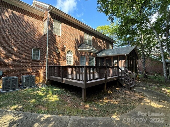 Building Photo - 7127 Weddington Brook Dr