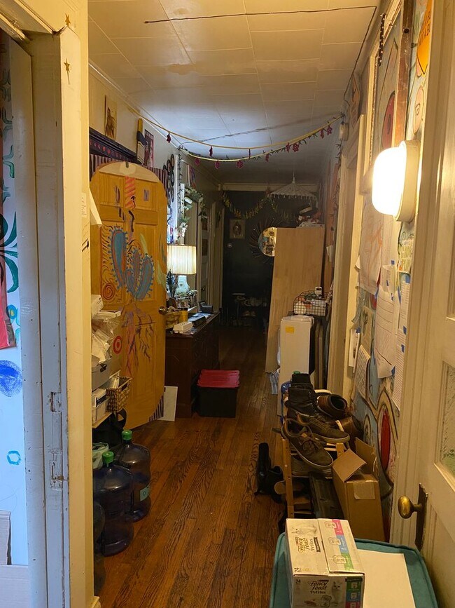 Building Photo - Available 6/1/26 Spacious 2nd/3rd Floor Du...