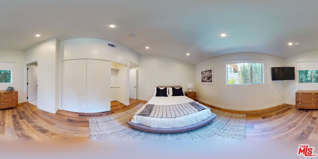 Building Photo - 547 N W Knoll Dr