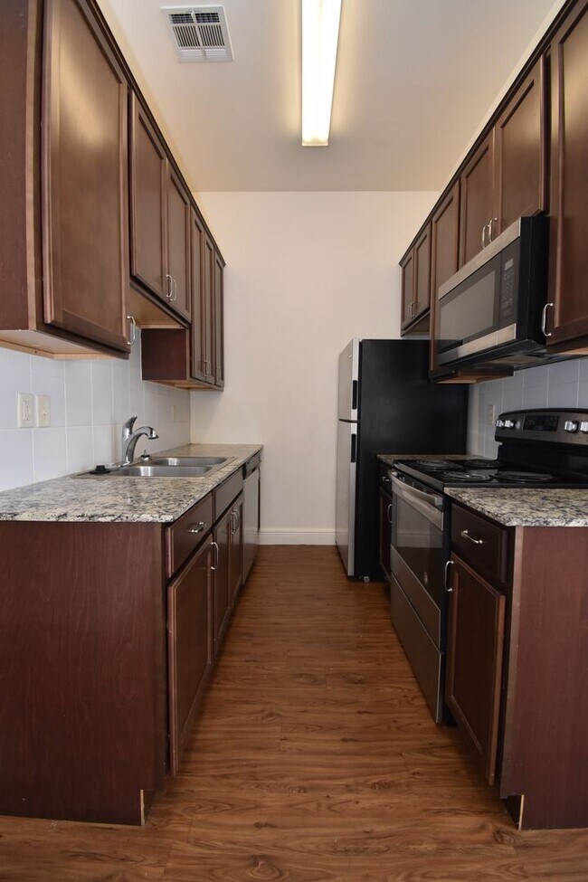 Building Photo - Hidden Oaks Apartments