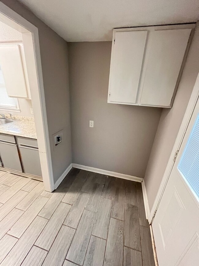 Building Photo - Charming 3-bedroom, 2-bath townhouse