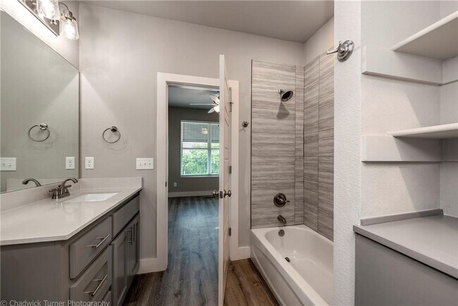 Building Photo - 1512 N Gregg Ave