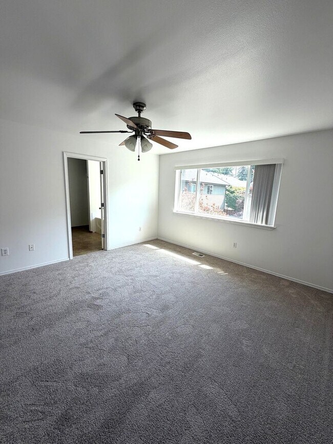 Building Photo - Large 4 bedroom 2.5 bathroom in Arlington