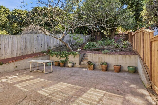 Building Photo - 31 Acacia Ave